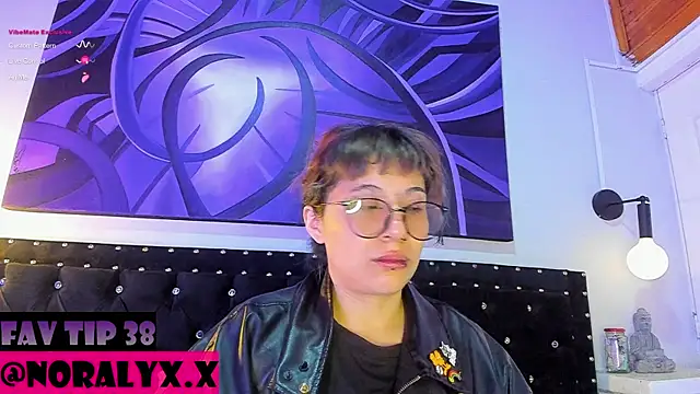 Snapshot of hey_noraly chatting on 07/14/26, 04:17 hey noraly online show from 07/14/26, 04:17