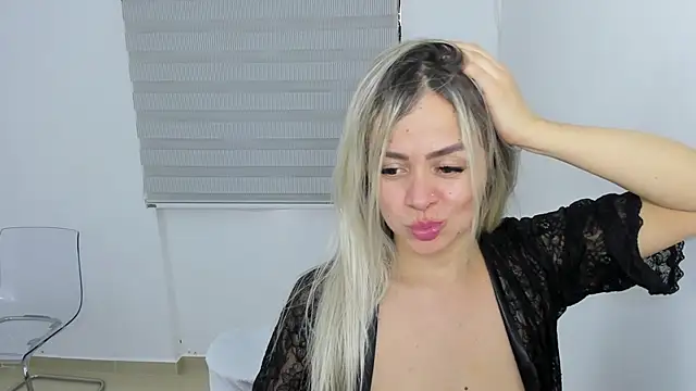 nicole valencia  online show from 01/05/26, 05:27