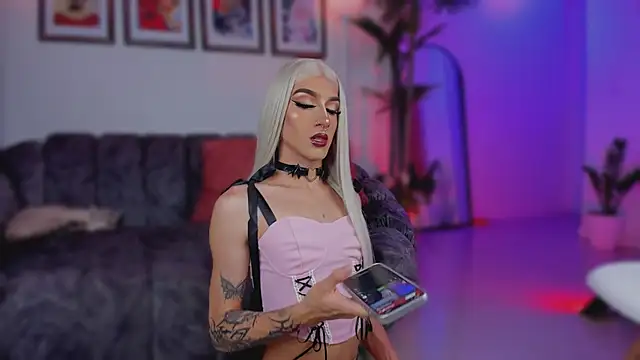 Taylor  foxxx online show from 10/21/25, 04:57