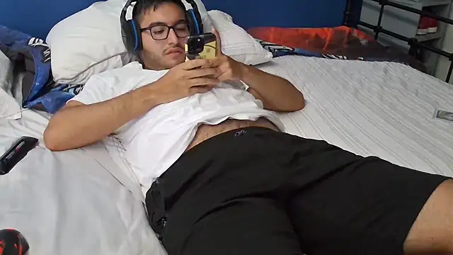 Snapshot of bwcalexander chatting on 09/20/25, 02:51 bwcalexander online show from 09/20/25, 02:51