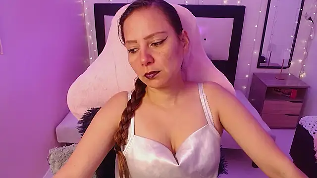 camila delarosa online show from 06/06/26, 12:32