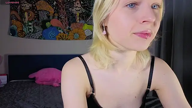 Snapshot of Crayzy_Luv chatting on 03/15/26, 04:24 Crayzy Luv online show from 03/15/26, 04:24