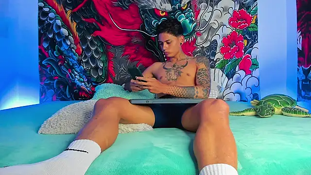 Maxi Gray online show from 11/12/25, 06:14