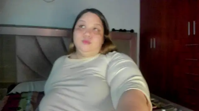 Snapshot of Venus_queenn chatting on 12/17/24, 01:50 Venus queenn online show from 12/17/24, 01:50