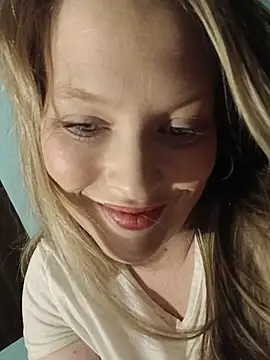 Snapshot of Cumonkatie chatting on 02/15/26, 07:51 Cumonkatie online show from 02/15/26, 07:51