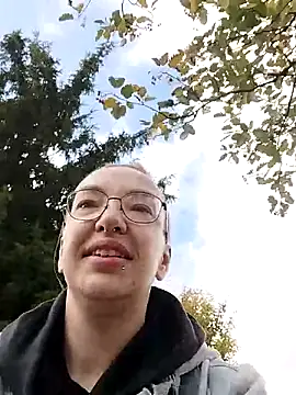 Isabella Geney online show from 10/11/25, 12:36