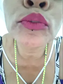 gatadeojosclaros online show from 04/15/26, 03:13