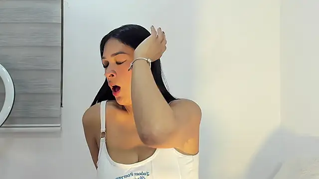 bella hadid1  online show from 02/19/26, 03:57