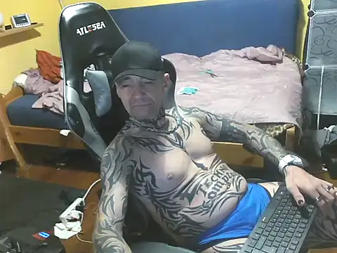 Snapshot of Tomi18cmm2 chatting on 10/31/25, 10:33 Tomi18cmm2 online show from 10/31/25, 10:33