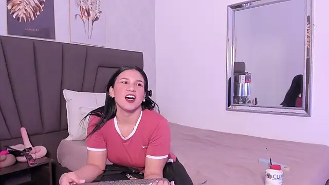 Sofi Perez  online show from 11/26/25, 11:11