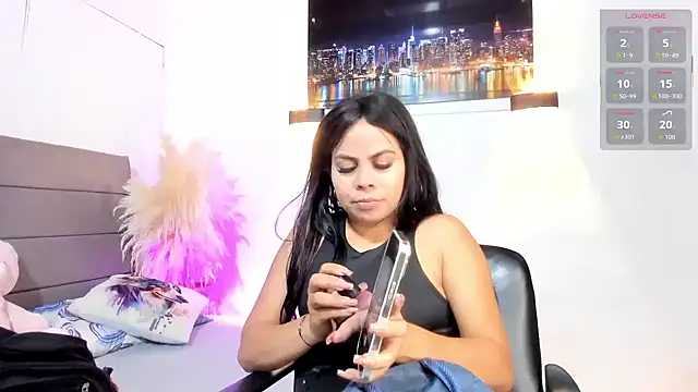 Julieta Coopeer  online show from 05/23/26, 10:41
