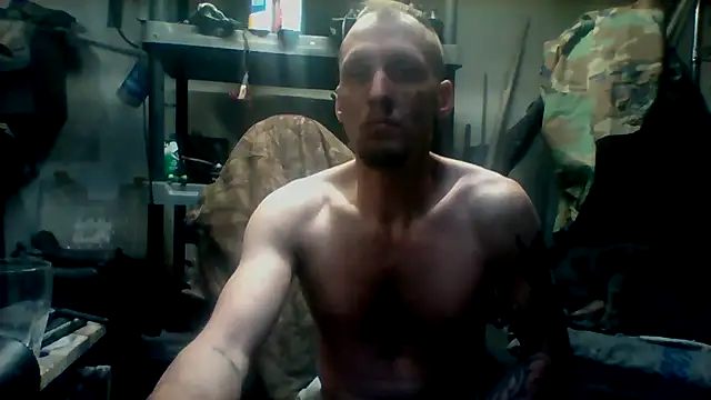 Snapshot of Aaronbp chatting on 11/16/25, 04:23 Aaronbp online show from 11/16/25, 04:23