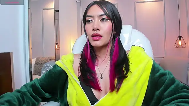 AzuraKindong online show from 03/11/25, 10:20