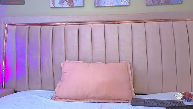 sophiia grey 1 online show from 11/01/25, 09:06