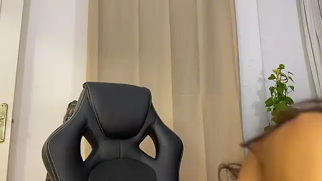 Snapshot of TheWildMiu chatting on 12/27/24, 10:16 TheWildMiu online show from 12/27/24, 10:16