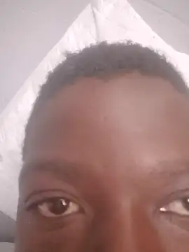 Snapshot of lazyeyes chatting on 10/13/25, 08:36 lazyeyes online show from 10/13/25, 08:36