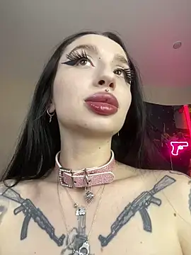 Snapshot of Molly__Moon chatting on 05/20/26, 03:13 Molly Moon online show from 05/20/26, 03:13