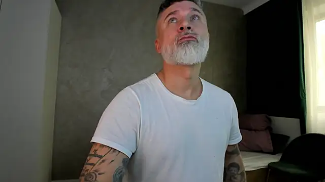 Snapshot of BlowMyXXL chatting on 12/29/24, 11:07 BlowMyXXL online show from 12/29/24, 11:07