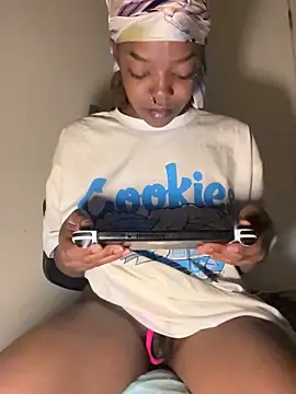 Snapshot of minimama69 chatting on 03/08/25, 10:00 minimama69 online show from 03/08/25, 10:00