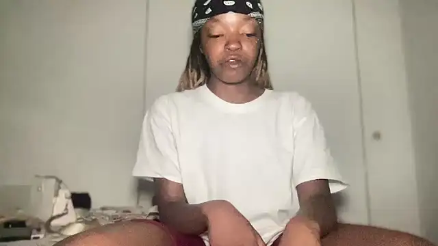 Snapshot of minimama69 chatting on 10/12/25, 10:14 minimama69 online show from 10/12/25, 10:14