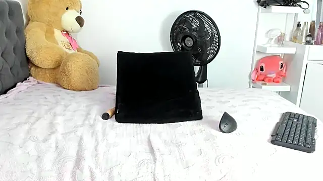 Snapshot of canela_wet chatting on 02/05/25, 01:22 canela wet online show from 02/05/25, 01:22