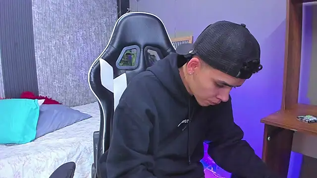 Mike 0233  online show from 03/06/25, 03:57