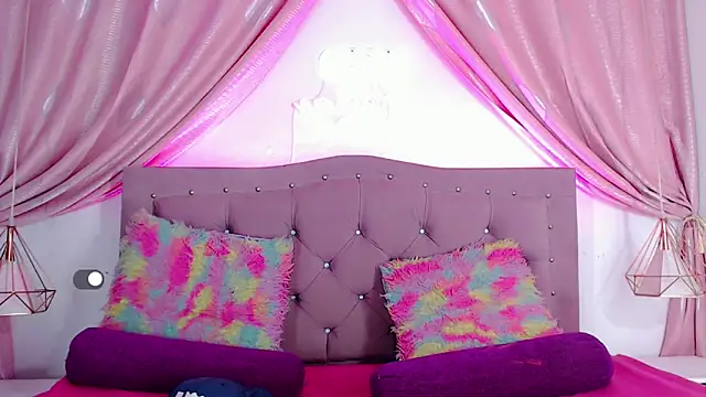 Snapshot of SexyJuliii21 chatting on 12/19/24, 02:56 SexyJuliii21 online show from 12/19/24, 02:56