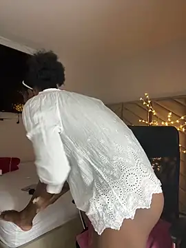 Snapshot of kellya_ chatting on 09/21/25, 10:33 kellya online show from 09/21/25, 10:33