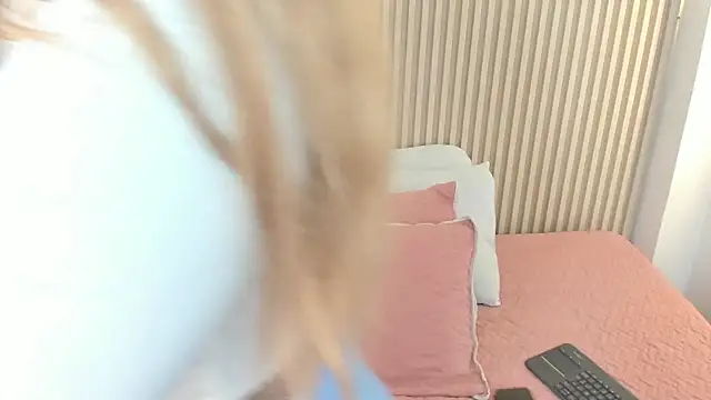 Snapshot of charlottebrowns_ chatting on 06/07/26, 02:59 charlottebrowns online show from 06/07/26, 02:59