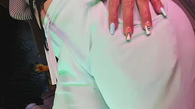 LaureenHills online show from 04/07/26, 03:07