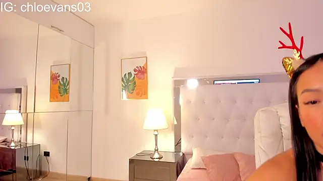 Chloe evans   online show from 12/18/25, 11:27