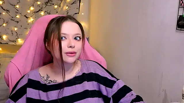 Snapshot of me__hanna chatting on 02/12/25, 11:30 me  hanna online show from 02/12/25, 11:30