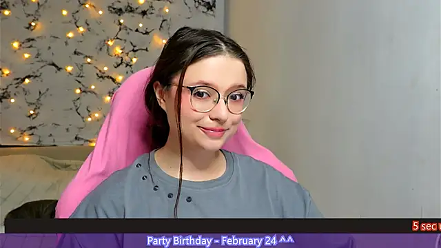 Snapshot of me__hanna chatting on 02/23/25, 09:05 me  hanna online show from 02/23/25, 09:05