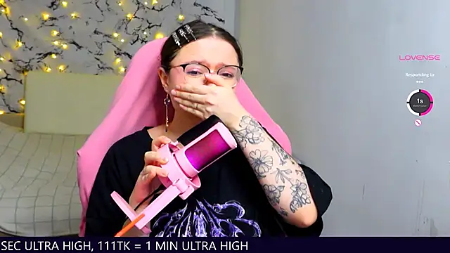 Snapshot of me__hanna chatting on 03/04/25, 11:32 me  hanna online show from 03/04/25, 11:32