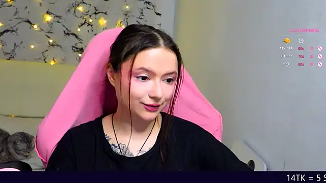 Snapshot of me__hanna chatting on 03/08/25, 12:00 me  hanna online show from 03/08/25, 12:00