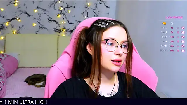 Snapshot of me__hanna chatting on 03/10/25, 02:28 me  hanna online show from 03/10/25, 02:28