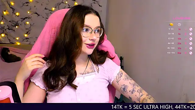 Snapshot of me__hanna chatting on 03/17/25, 11:43 me  hanna online show from 03/17/25, 11:43