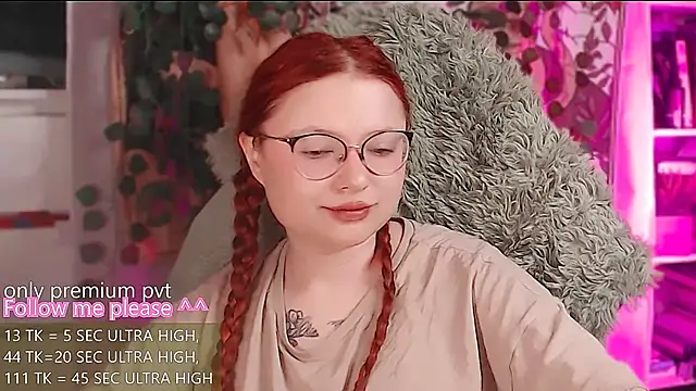 Snapshot of me__hanna chatting on 06/15/26, 02:47 me hanna online show from 06/15/26, 02:47