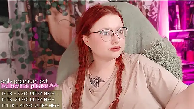 Snapshot of me__hanna chatting on 06/17/26, 02:14 me hanna online show from 06/17/26, 02:14