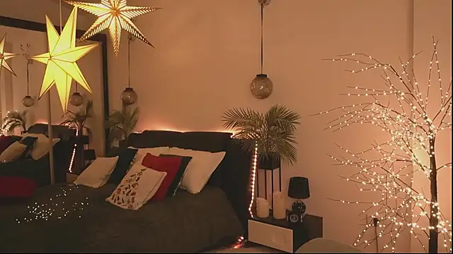 DaisyStacey online show from 12/18/25, 08:04