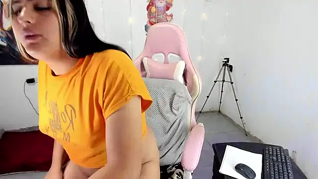 blonde girl01 online show from 12/15/25, 04:33