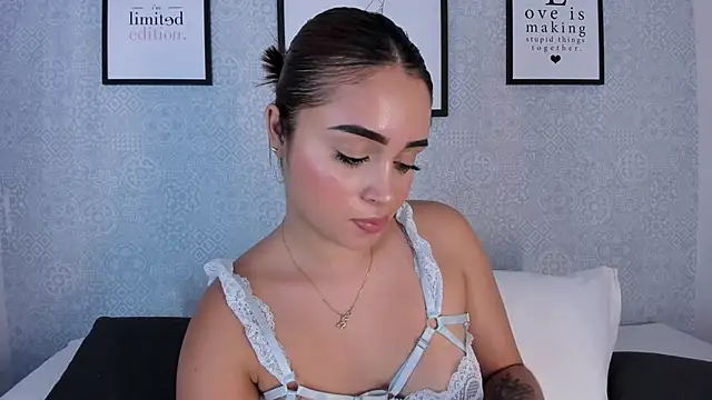 Snapshot of sophia_98 chatting on 02/17/25, 08:04 sophia 98 online show from 02/17/25, 08:04