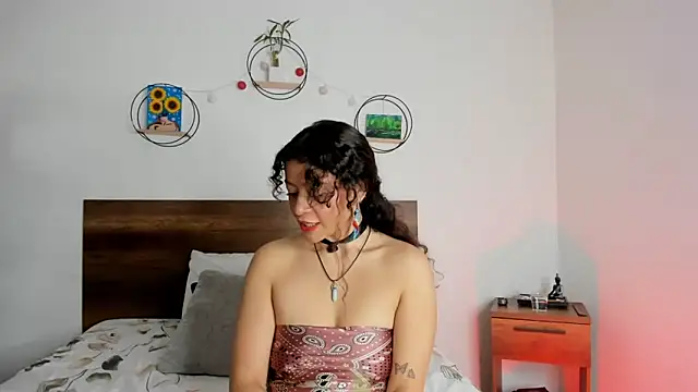 Snapshot of YenniferCurly chatting on 01/10/25, 12:36 YenniferCurly online show from 01/10/25, 12:36