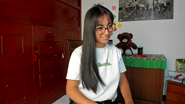 Isabellaa22 1 online show from 01/04/25, 09:09