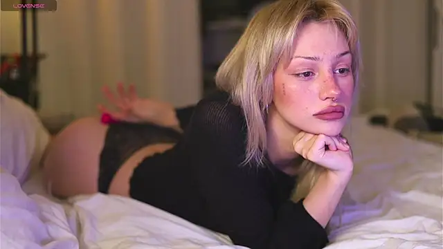 BabeHolly online show from 10/28/25, 01:20