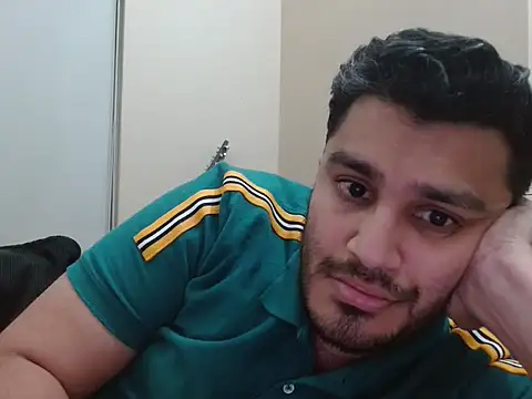 Snapshot of robintoit chatting on 02/05/26, 04:33 robintoit online show from 02/05/26, 04:33