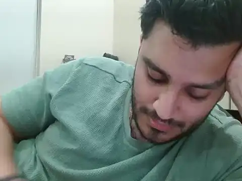 Snapshot of robintoit chatting on 06/04/26, 01:28 robintoit online show from 06/04/26, 01:28