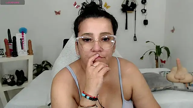 Snapshot of mom_hot__ chatting on 10/21/25, 10:54 mom hot online show from 10/21/25, 10:54