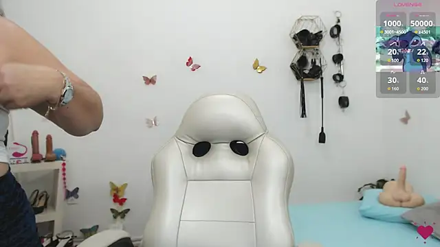 Snapshot of mom_hot__ chatting on 02/26/26, 08:30 mom hot online show from 02/26/26, 08:30