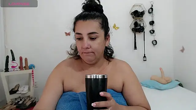 Snapshot of mom_hot__ chatting on 05/09/26, 06:57 mom hot online show from 05/09/26, 06:57